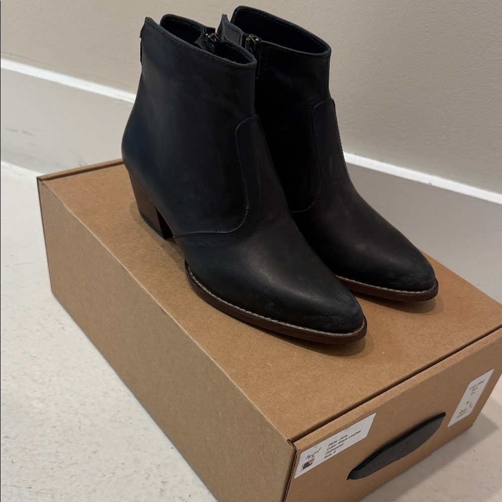 Esquivel Jane Black Ankle Boots. Size 6. NWT